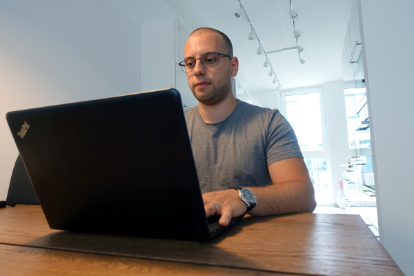 David Boisits sitzt vor einem Notebook